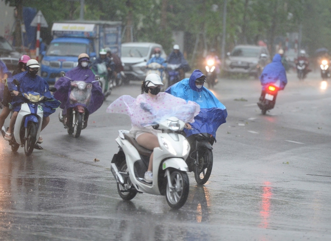 Hà Nội xuất hiện gió lốc kinh hoàng do ảnh hưởng siêu bão Yagi- Ảnh 4.