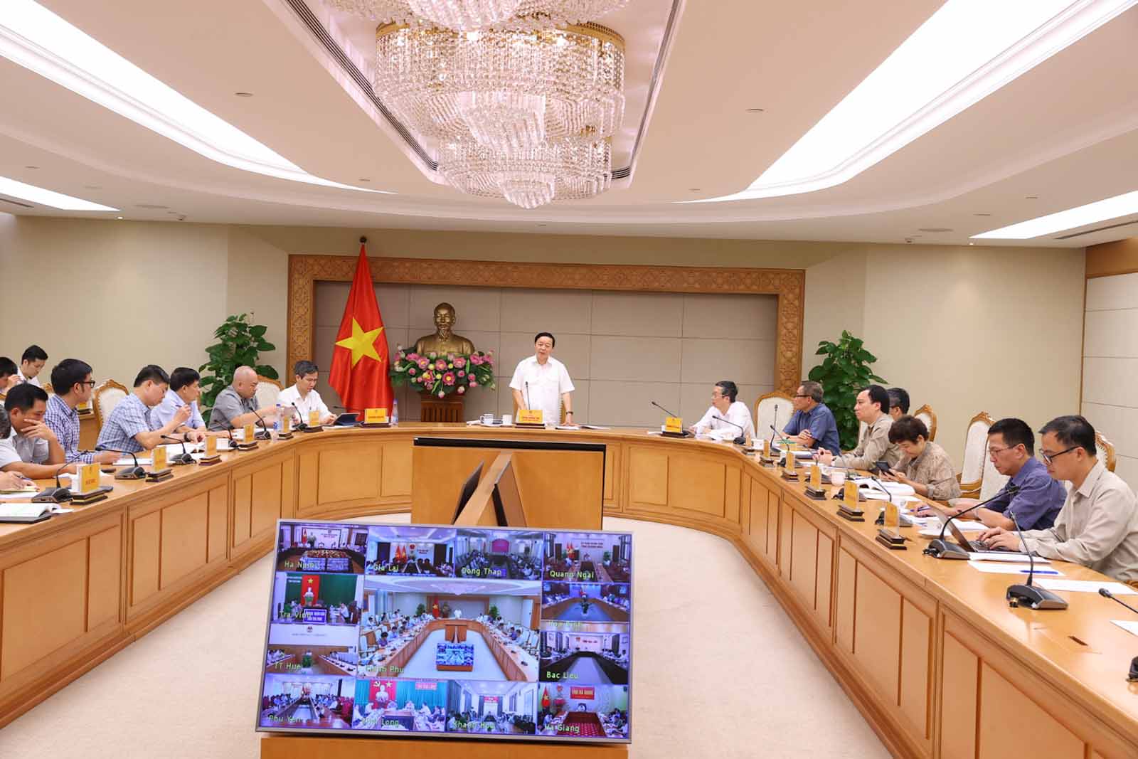 Cuộc họp cho ý kiến hoàn thiện dự thảo nghị định quy định chi tiết về đất trồng lúa. Ảnh: VGP