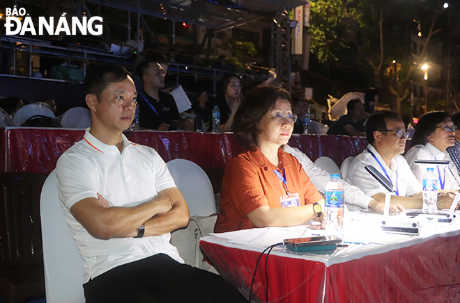 La vice-présidente du Comité populaire de la ville, Ngo Thi Kim Yen (2e à partir de la gauche), répète le programme artistique de la cérémonie d'ouverture du DIFF 2023. Photo : X.D