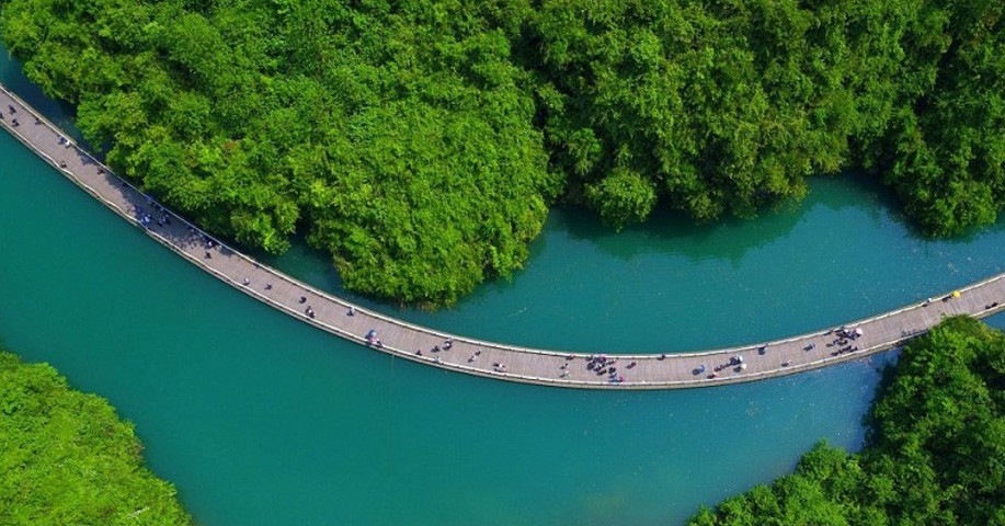 Schwimmende Brücke ohne Pfeiler kann immer noch dem Gewicht von 10.000 Menschen standhalten und zieht Besucher an