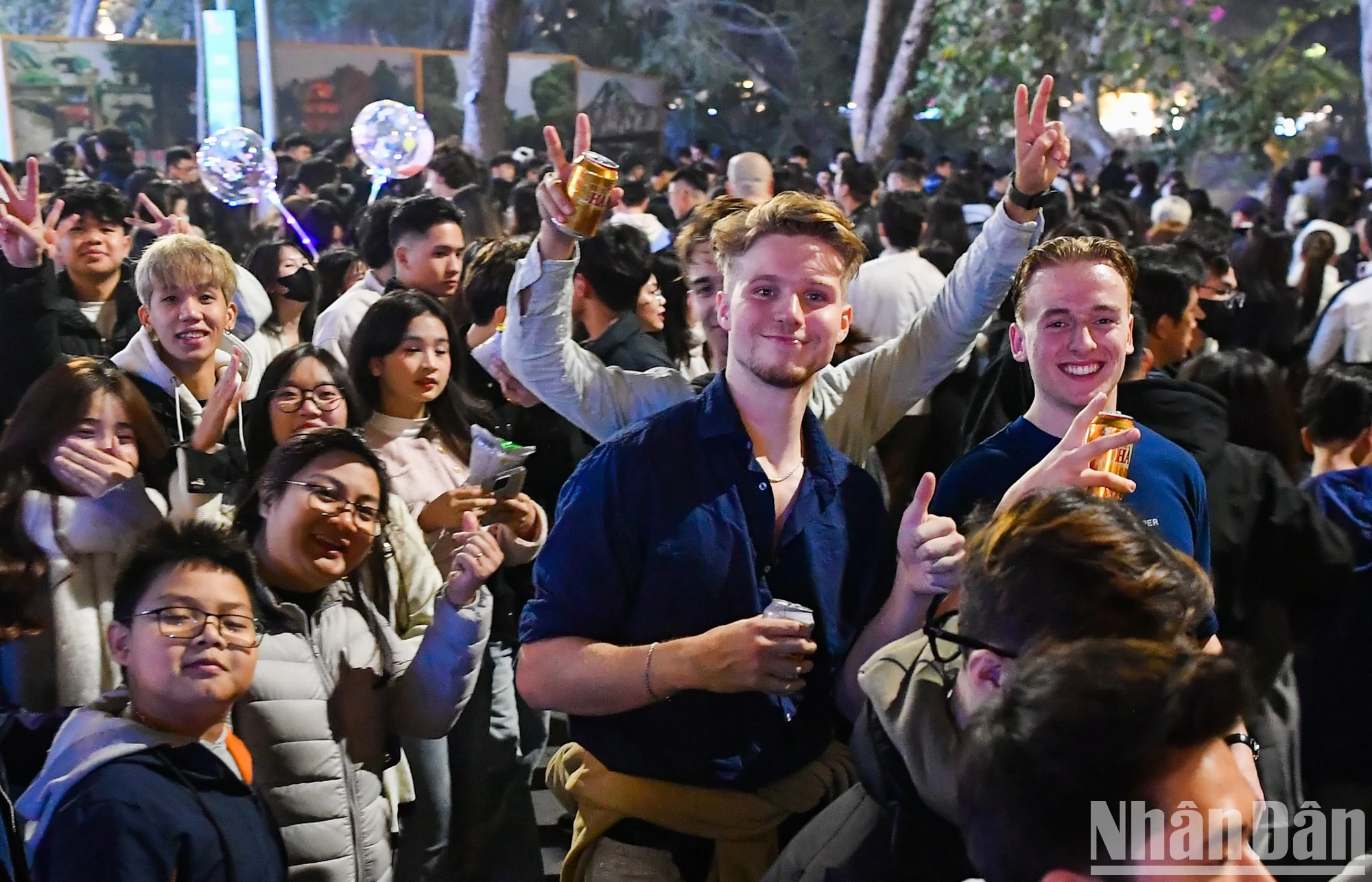 [Foto] Brillantes fuegos artificiales dan la bienvenida al nuevo año 2025 foto 12