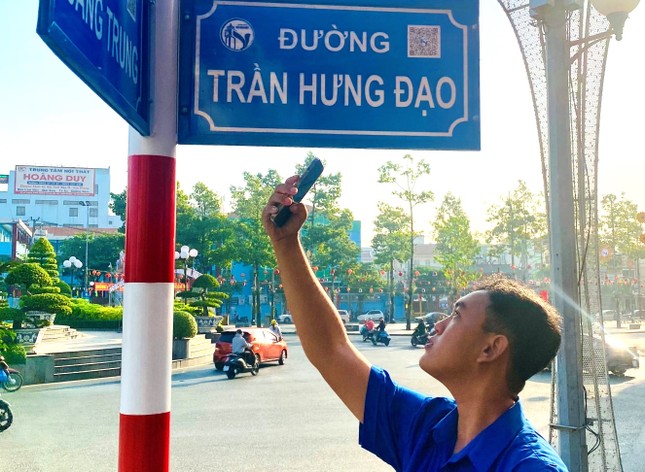 ビンズオン省の道路名板にあるQRコードは何のためにあるのですか？写真6