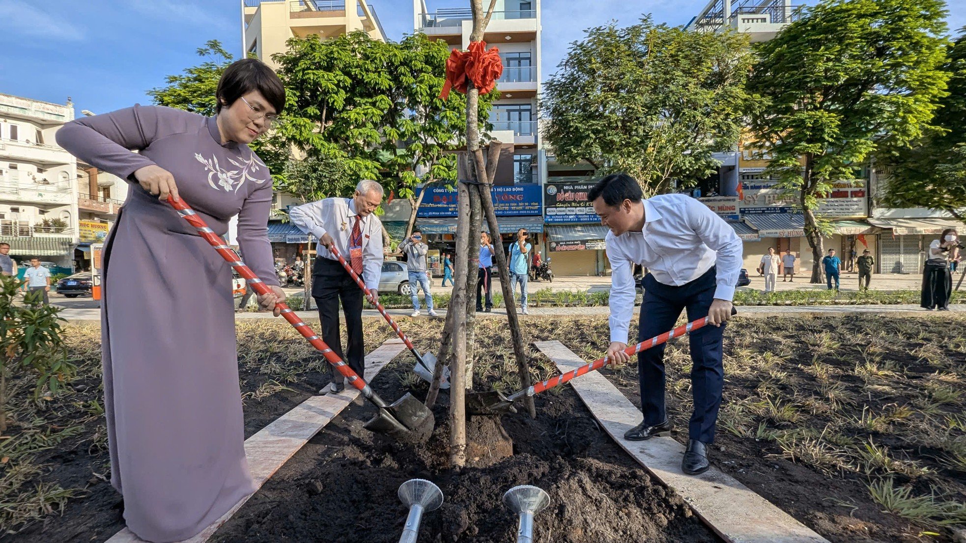 La gente está contenta porque el canal más contaminado de Ho Chi Minh se ha 'transformado' foto 3