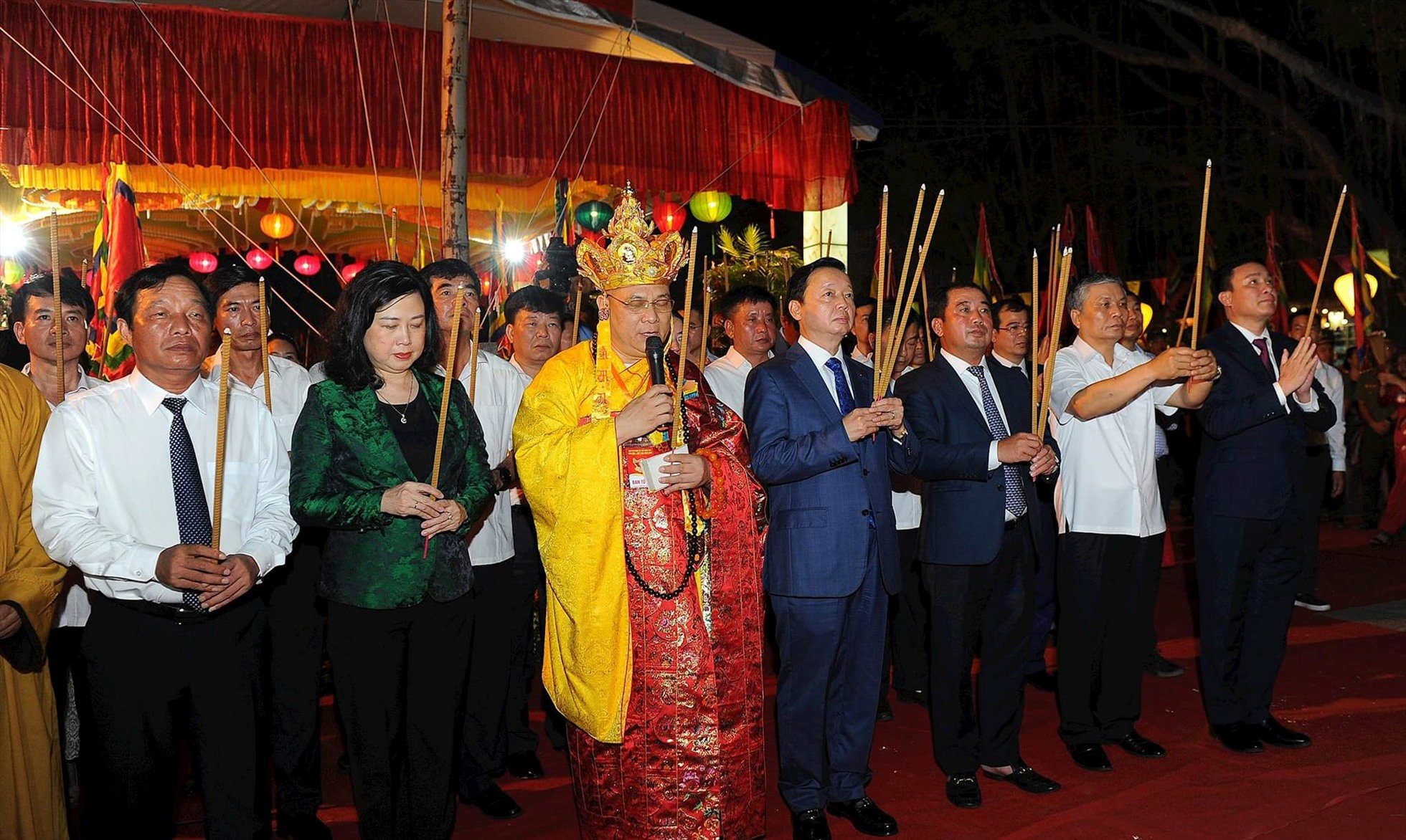 Les délégués ont offert de l'encens pour commémorer l'anniversaire de la mort du héros national Hung Dao Dai Vuong Tran Quoc Tuan. Photo : Con Son - Kiep Bac