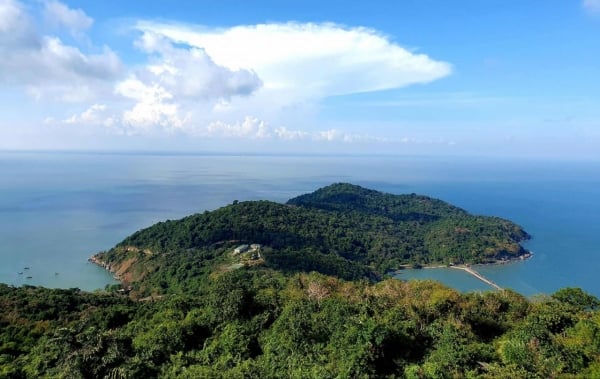 Isla Perla en medio del océano, Cape Cay