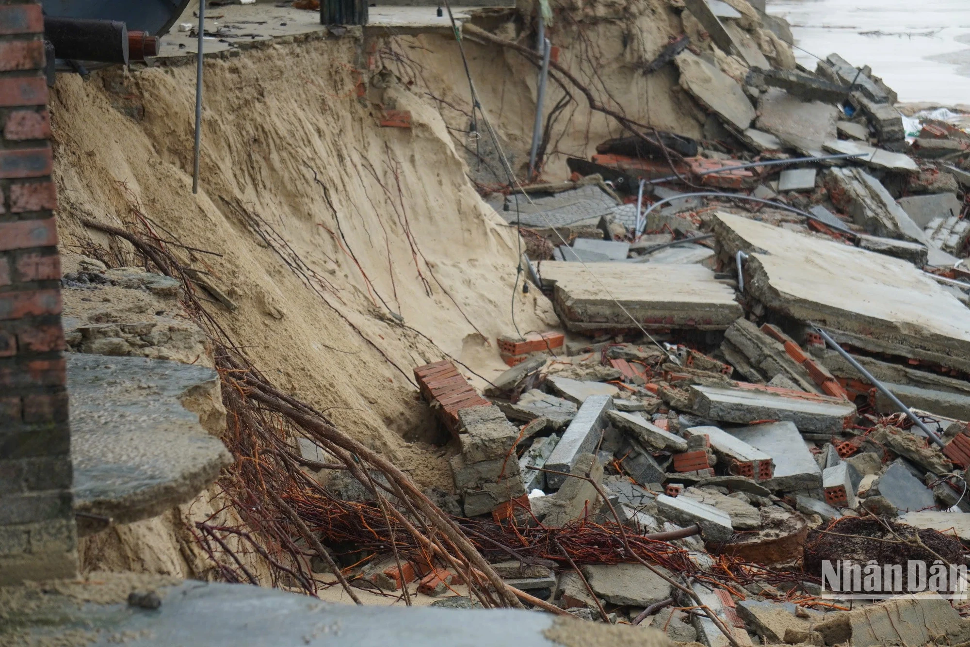 [Photo] More than 100m of Da Nang coastline was eroded by waves, seriously damaged photo 6