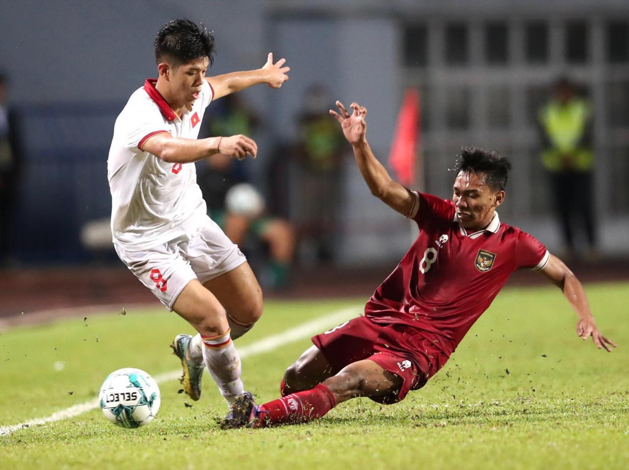 U-23 베트남과 인도네시아는 첫 번째 연장전 이후에도 무득점으로 비겼습니다. 사진: 람 토아