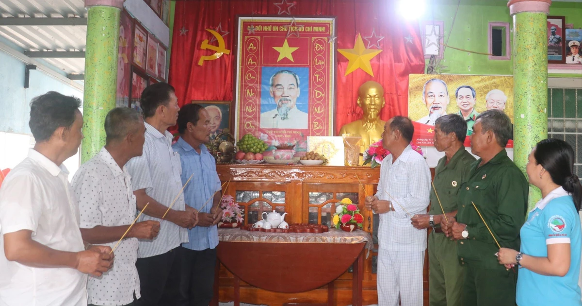 La respetuosa ofrenda de comida al tío Ho por parte de la gente de Dat Mui