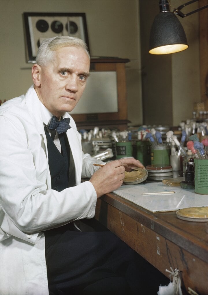 Alexander Fleming កើតនៅឆ្នាំ 1881 នៅ Ayrshire ប្រទេសស្កុតឡែន ក្នុងគ្រួសារកសិករដែលមានកូនបួននាក់។ គាត់បានចូលរៀននៅសាលា Louden Moor School, Darvel School និង Kilmarnock Academy មុនពេលផ្លាស់ទៅទីក្រុងឡុងដ៍ក្នុងឆ្នាំ 1895 ជាកន្លែងដែលគាត់រស់នៅជាមួយបងប្រុសរបស់គាត់។ នៅទីក្រុងឡុងដ៍ Alexander Fleming បានបញ្ចប់ការសិក្សាជាមូលដ្ឋានរបស់គាត់នៅ Regent Street Polytechnic (ឥឡូវជាសាកលវិទ្យាល័យ Westminster) ។ (រូបថត៖ វិគីភីឌា)