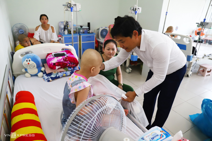 Mr. Nguyen Huy Thang, Deputy General Director of Mitsubishi Motors Vietnam, presented gifts including milk, candy, and toys to sick children. Photo: Vo Thanh.