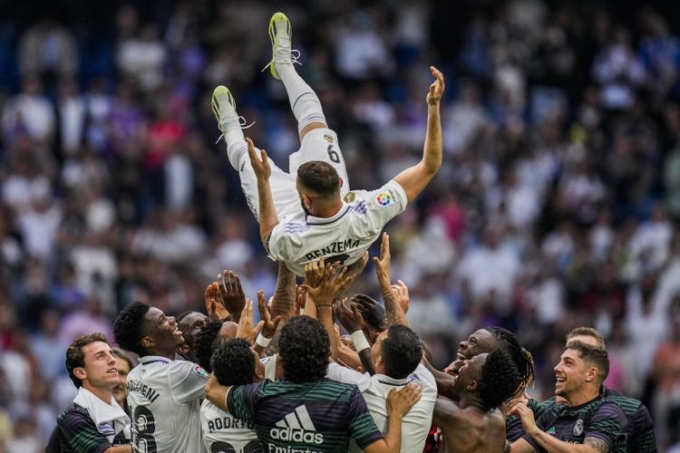 Real players cheered Benzema after the match on the evening of June 4. Photo: AP