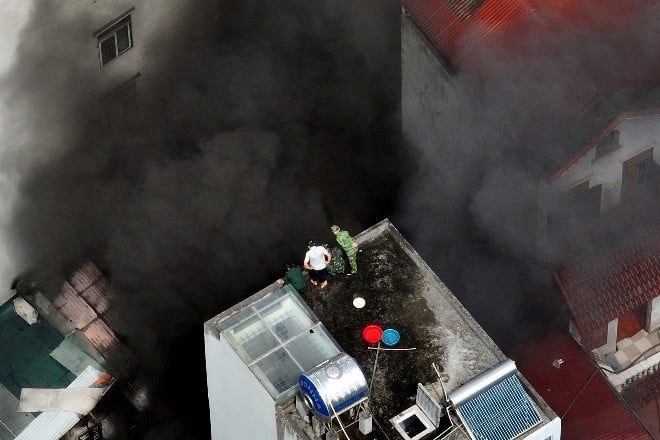 Brand in einem Haus der Stufe 4 in Hanoi, dichter schwarzer Rauch steigt hoch auf