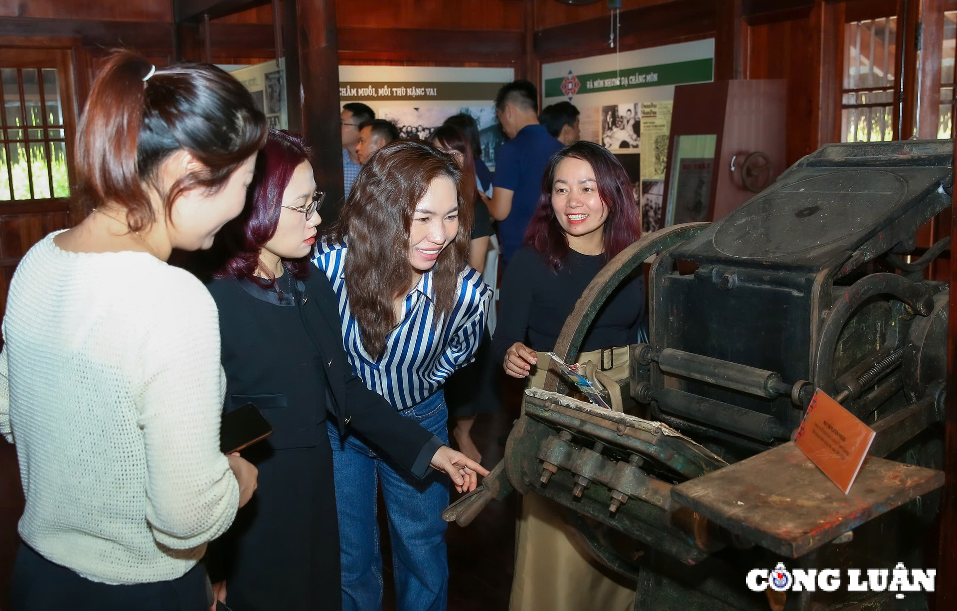 Die öffentliche Meinungszeitung organisierte einen Besuch der nationalen historischen Stätte und verschenkte Reliquien in der Schule. Der Reporter Huynh Thuc Khang Hinh 7