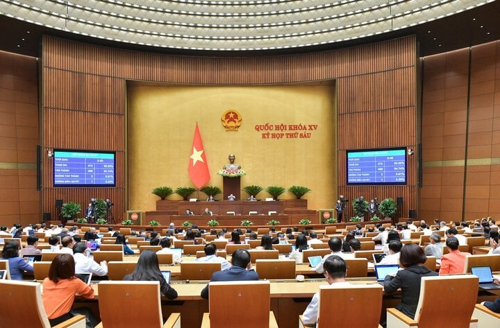 Los delegados votaron para aprobar la Ley de Recursos Hídricos (enmendada) en la tarde del 27 de noviembre. (Foto: Quochoi.vn).