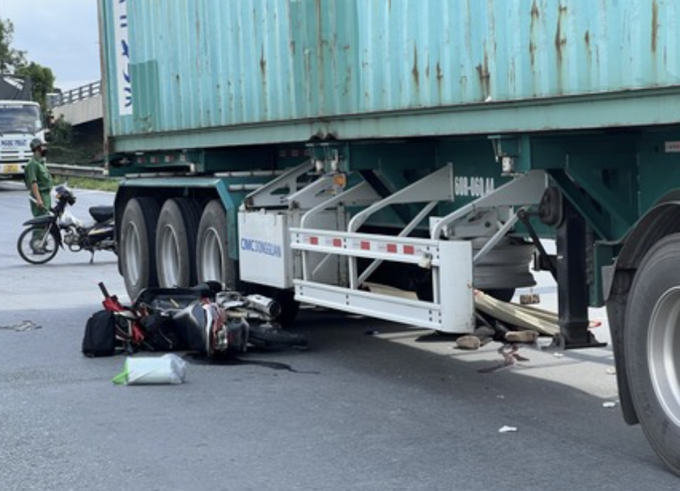 Una madre y su hijo quedaron atrapados debajo de un remolque en un accidente en la rotonda de My Thuy, ciudad de Thu Duc, el 12 de junio. Foto: Minh Dang