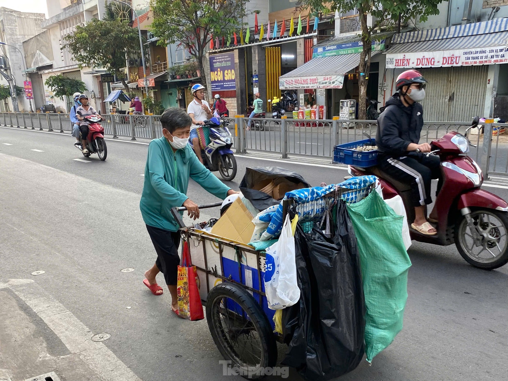 In Ho-Chi-Minh-Stadt ist es genauso kalt wie in Da Lat. Die Leute tragen beim Ausgehen Schals und warme Kleidung. Foto 6