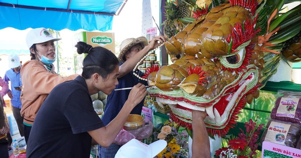 ภาพระยะใกล้ของ "มังกรแห่งการเกษตร" ยาว 9 เมตร ที่ทำจากผลไม้หลากสีสันที่มีสีแปลกๆ