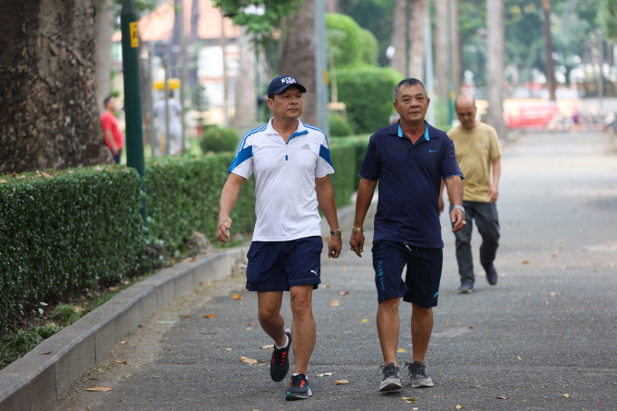 タオダン公園（ホーチミン市1区）で散歩や運動をする人々。写真: クイン・トラン