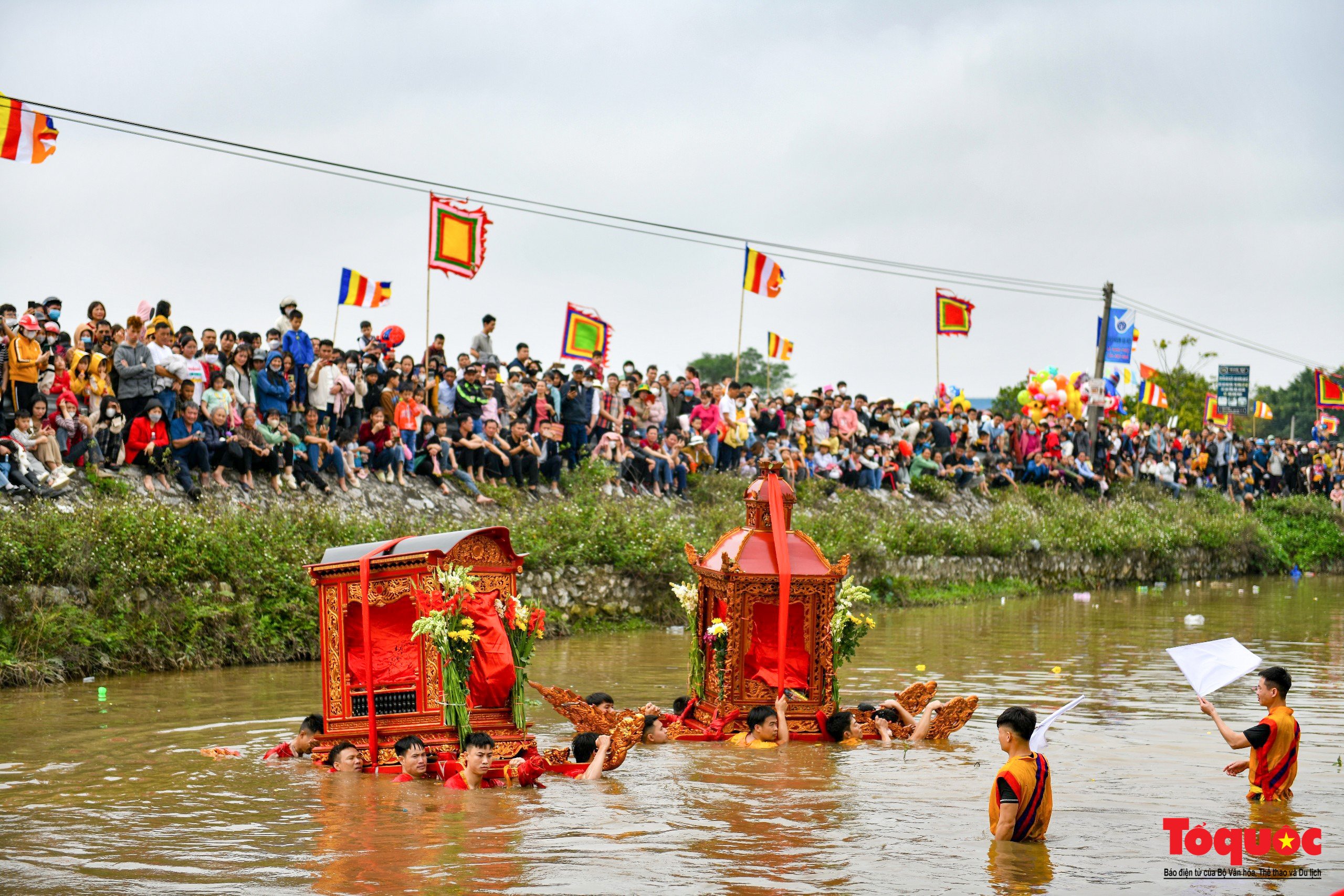 Về &quot;quê lúa&quot; xem kiệu bay qua sông, quay tròn dưới giếng - Ảnh 7.