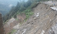 Gros plan sur un glissement de terrain sur la route nationale 8A dû à une inondation