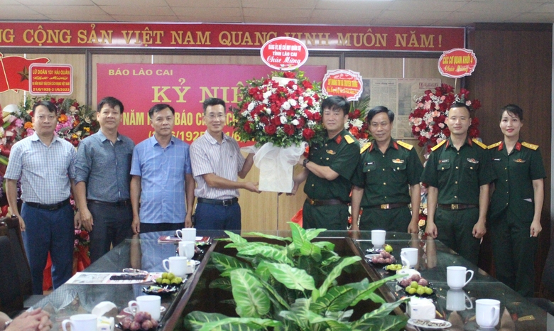 The Provincial Military Command presented flowers to congratulate Lao Cai Newspaper..jpg