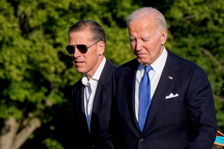 Hunter Biden និងប្រធានាធិបតីអាមេរិក Joe Biden ។