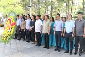 Minister of Planning and Investment Nguyen Chi Dung offers incense to pay tribute to heroic martyrs.