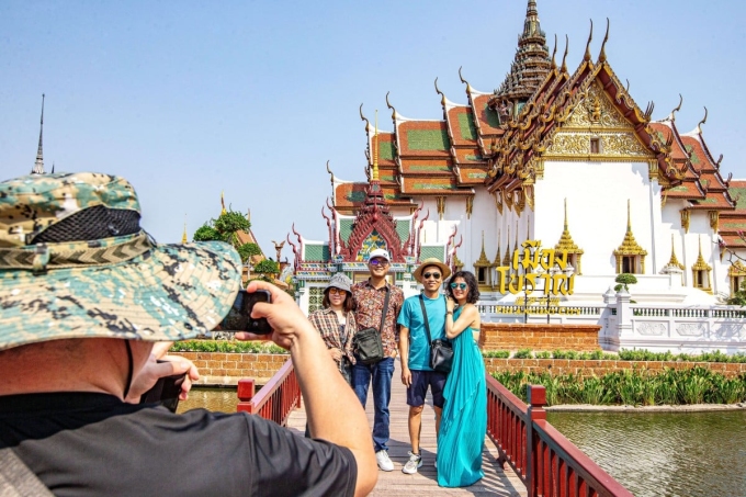 Des touristes chinois posent pour des photos devant le musée de Samut Prakan, en Thaïlande, début mars. Photo : Xinhua