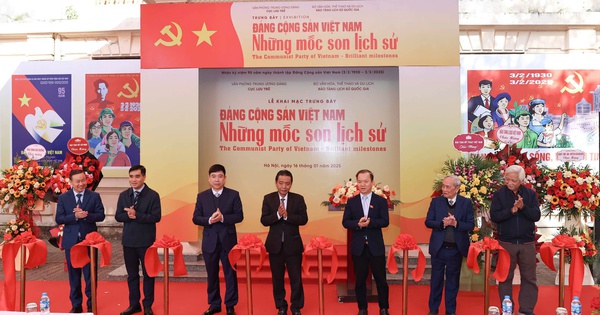 Vernissage de l'exposition « Le Parti communiste du Vietnam – Jalons historiques »