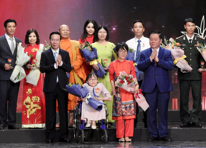 El Presidente Vo Van Thuong y el Jefe del Departamento Central de Propaganda, Nguyen Trong Nghia, presentaron símbolos a ejemplos típicos a nivel nacional en el estudio y seguimiento de la ideología, moralidad y estilo de Ho Chi Minh.