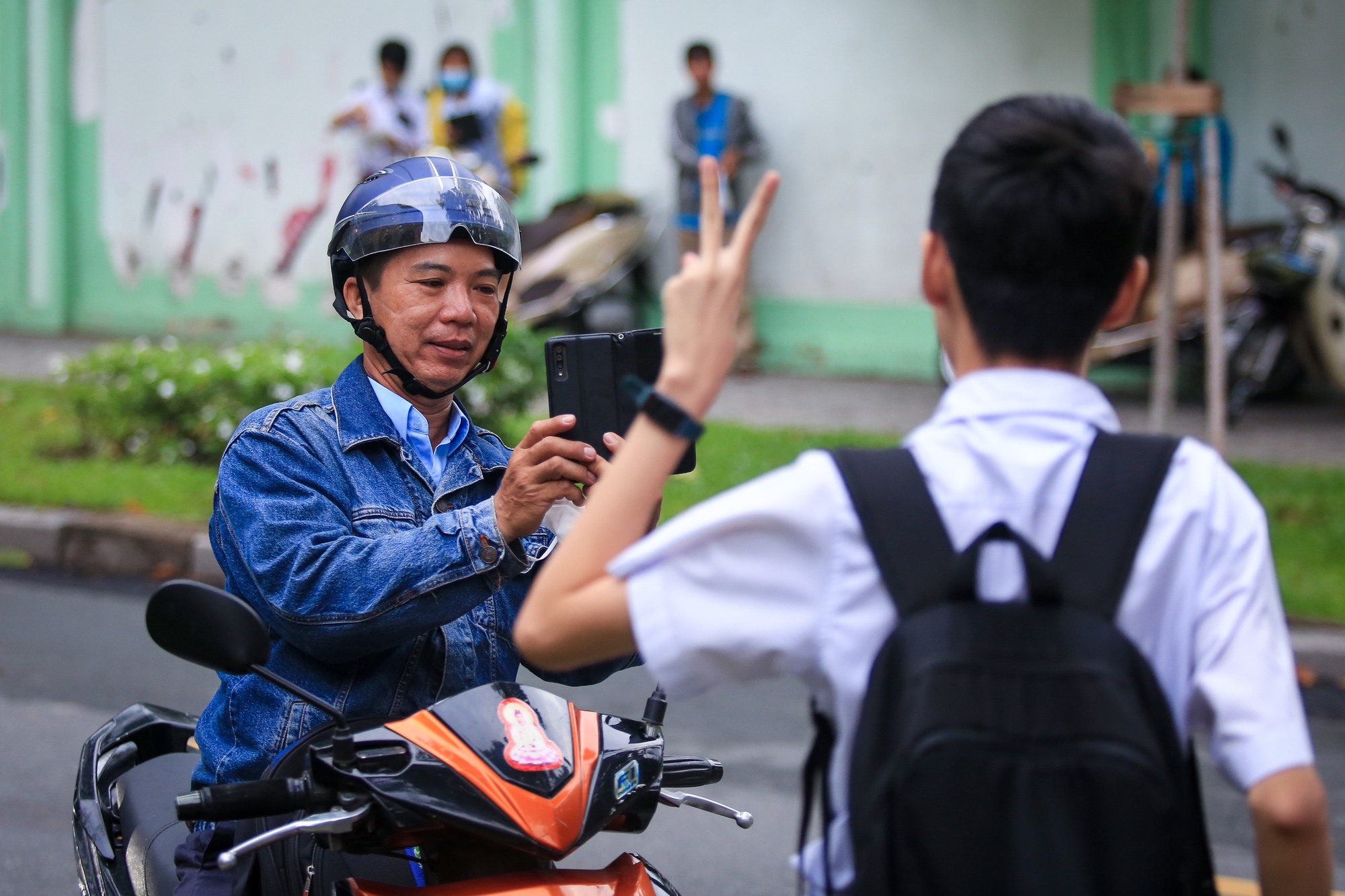 Con bật khóc sau giờ thi văn vào lớp 10: Ba, mẹ ở đây rồi! - Ảnh 8.