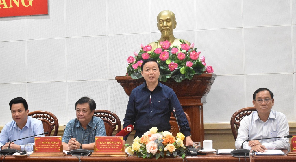 Focus - Deputy Prime Minister Tran Hong Ha works on drought and salinity prevention and control in the Mekong Delta (Photo 2).