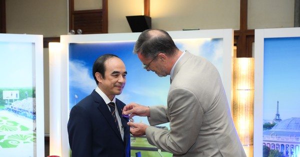 Prof. Dr. Nguyen Huu Tu received the Academic Palm Medal