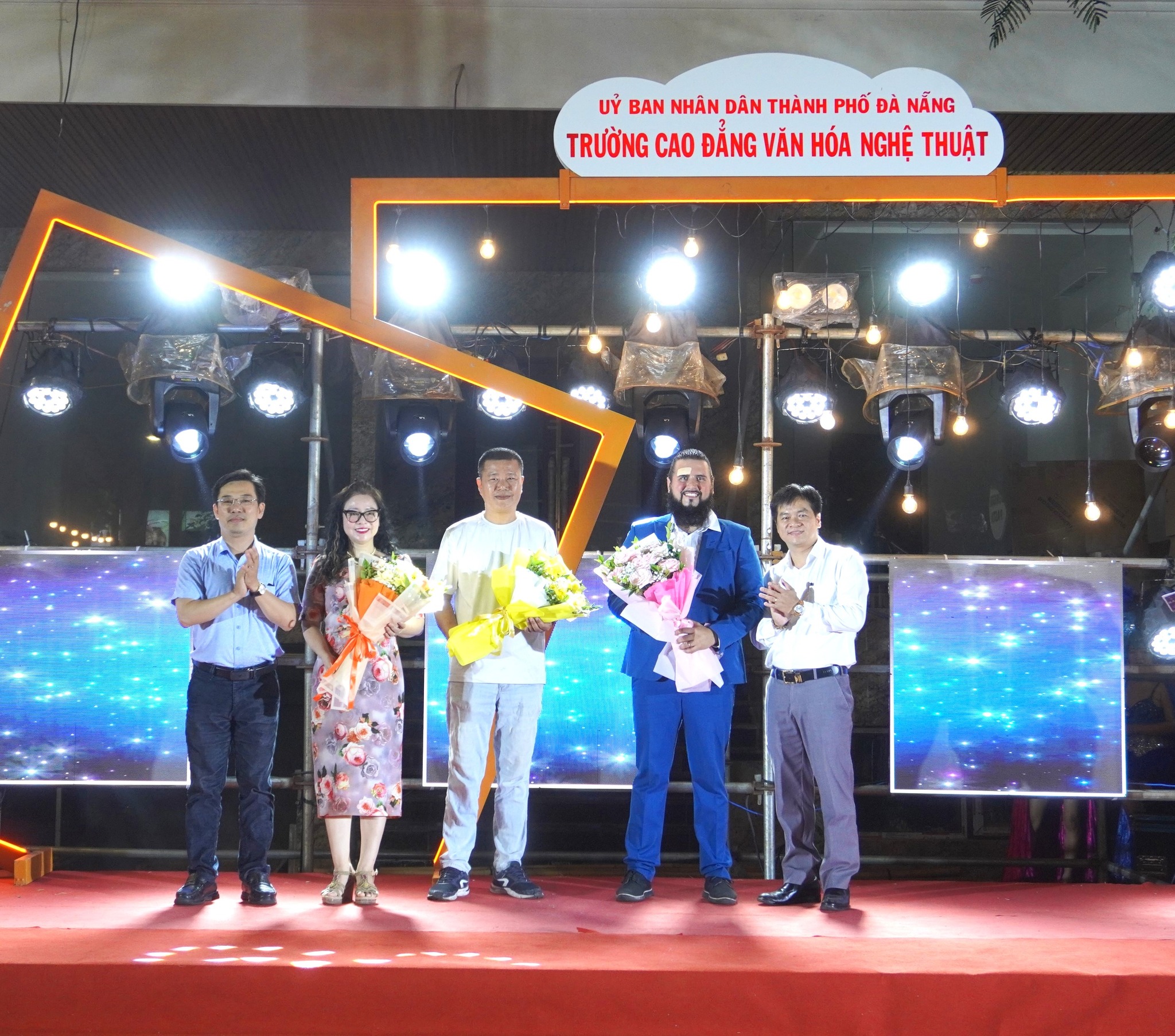 Đà Nẵng: Người dân và du khách nước ngoài hòa vũ điệu tại phố Tây- Ảnh 7.