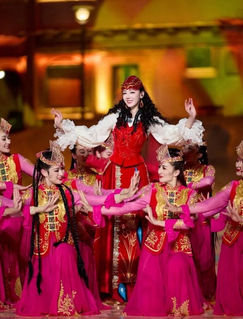 A pesar de la lesión, Dilraba Dilmurat completó el baile. Foto: Sina.