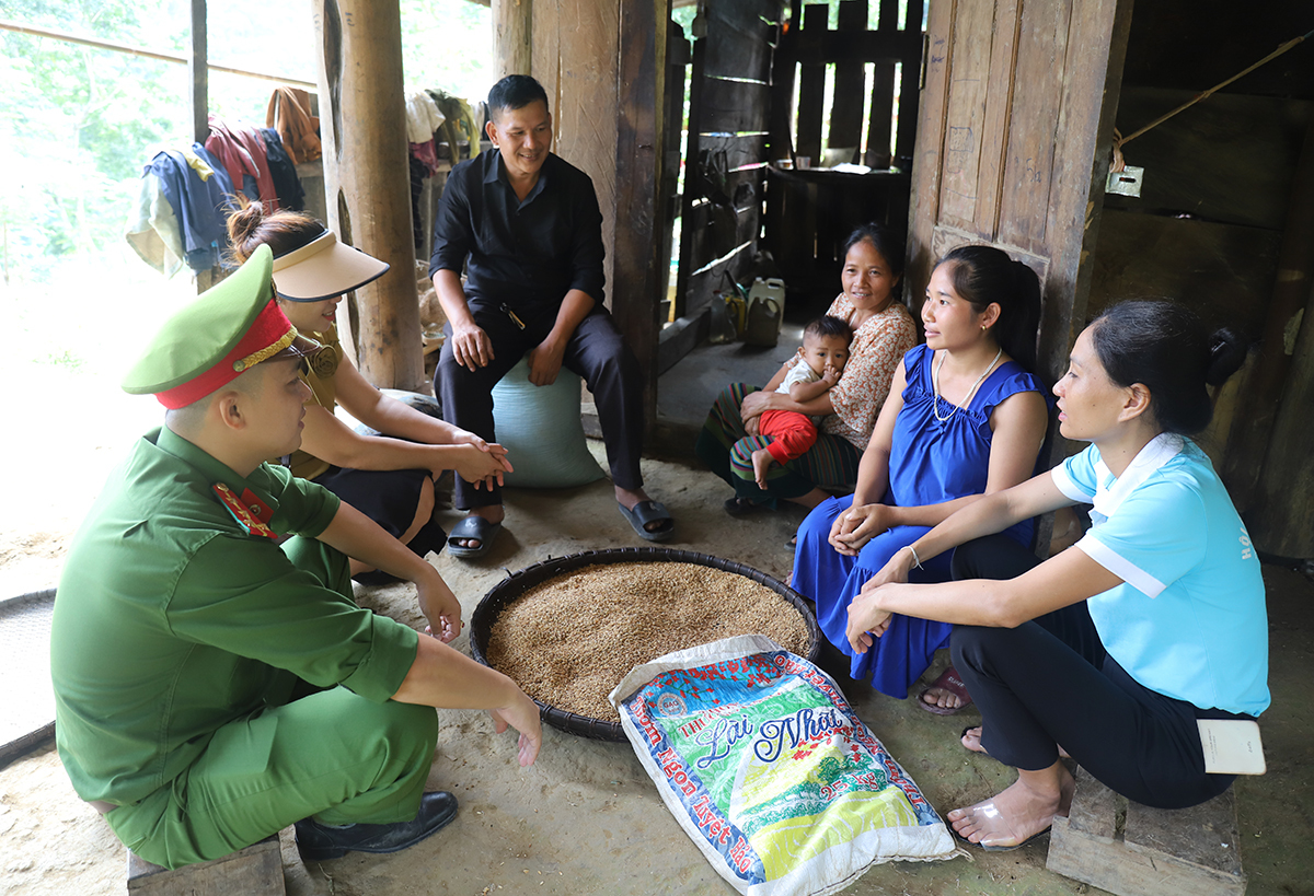 Equipo de 'guardia fetal' en la comuna fronteriza de Nghe An