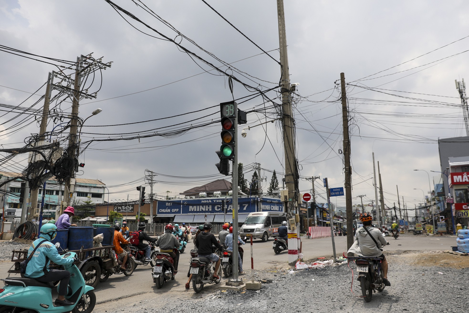 ម៉ាទ្រីស​នៃ​បង្គោល​អគ្គិសនី និង​ខ្សែ​បន្ទាប់​ពី​ពង្រីក​ច្រក​ចេញ​ចូល​អាកាសយានដ្ឋាន Tan Son Nhat រូបថត​ទី ៥