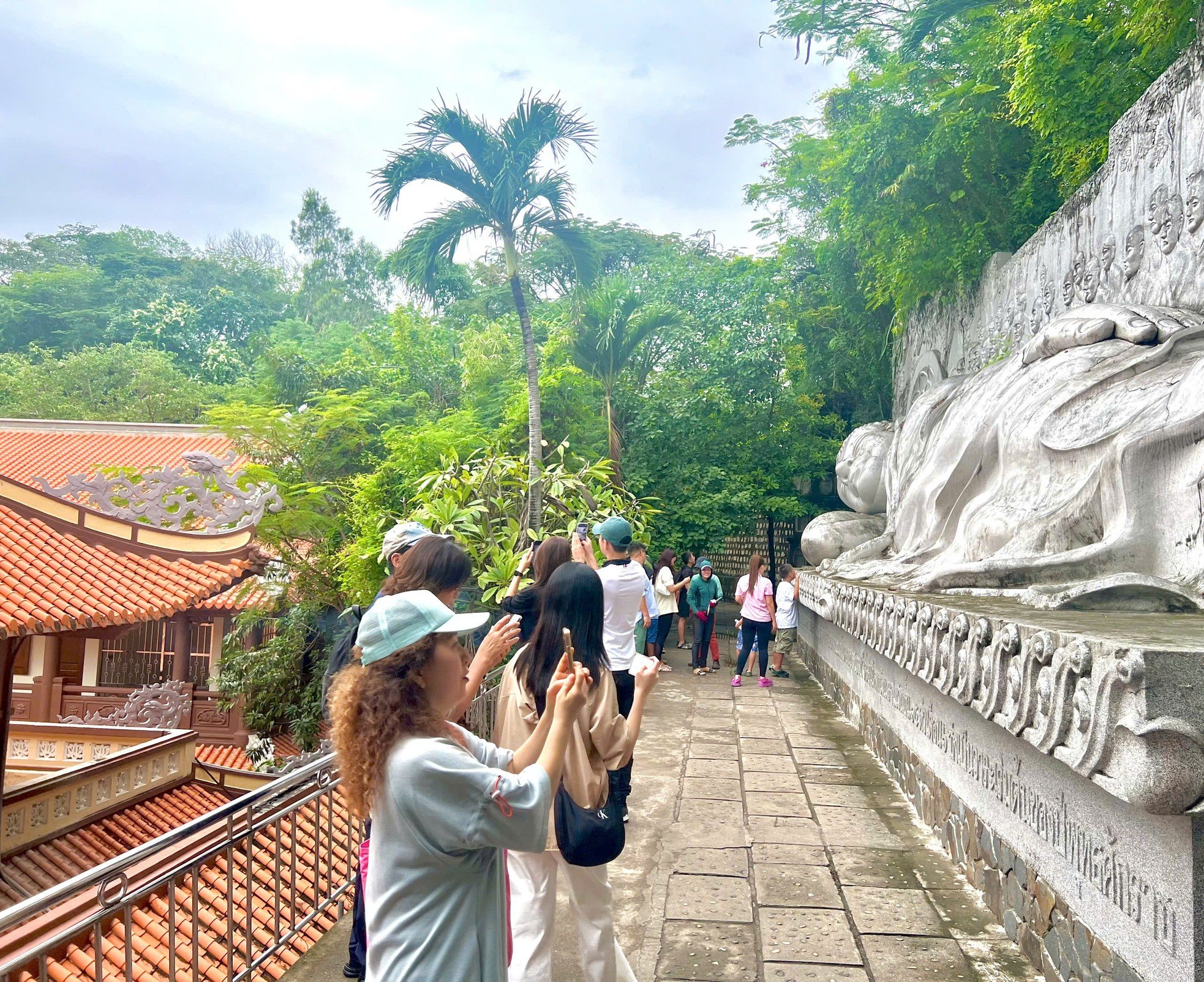 Nha Trang und Ha Long Bay ziehen am ersten Tag des Jahres internationale Besucher an. Foto 25