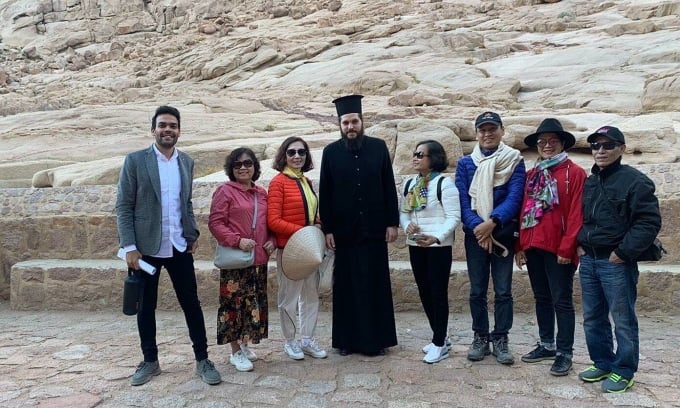 A group of Vietnamese tourists took a souvenir photo with a Jewish monk (in black shirt, standing in the middle) during a trip to Jerusalem earlier this year. Photo: Fit Tour