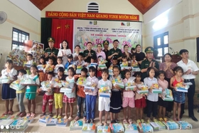 Entrega de 430 regalos a niños en zonas fronterizas y Laos