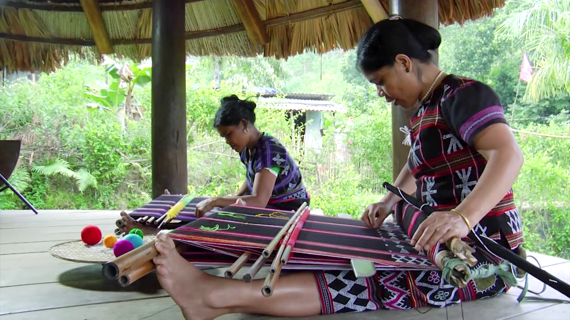 Artesanía única de tejido de brocado del pueblo Ta Oi