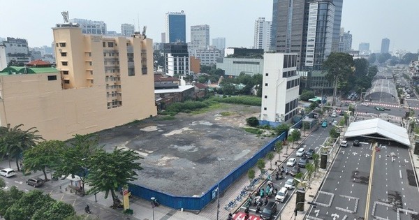 Why did District 1 propose to build 6 prime lands in Ho Chi Minh City as parking lots?