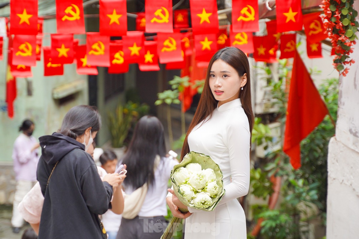 Hanoians leisurely stroll and sightsee during Independence Day holiday photo 12