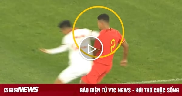 Regardez Tien Linh frapper un défenseur chinois et être pris en flagrant délit par la VAR, recevant un carton rouge