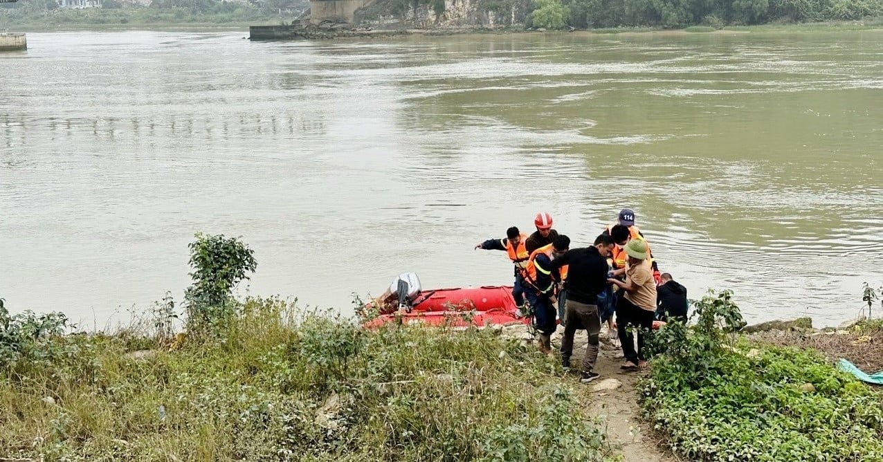 Encuentran el cuerpo de un joven que saltó de un puente en Thanh Hoa tras cuatro días de búsqueda