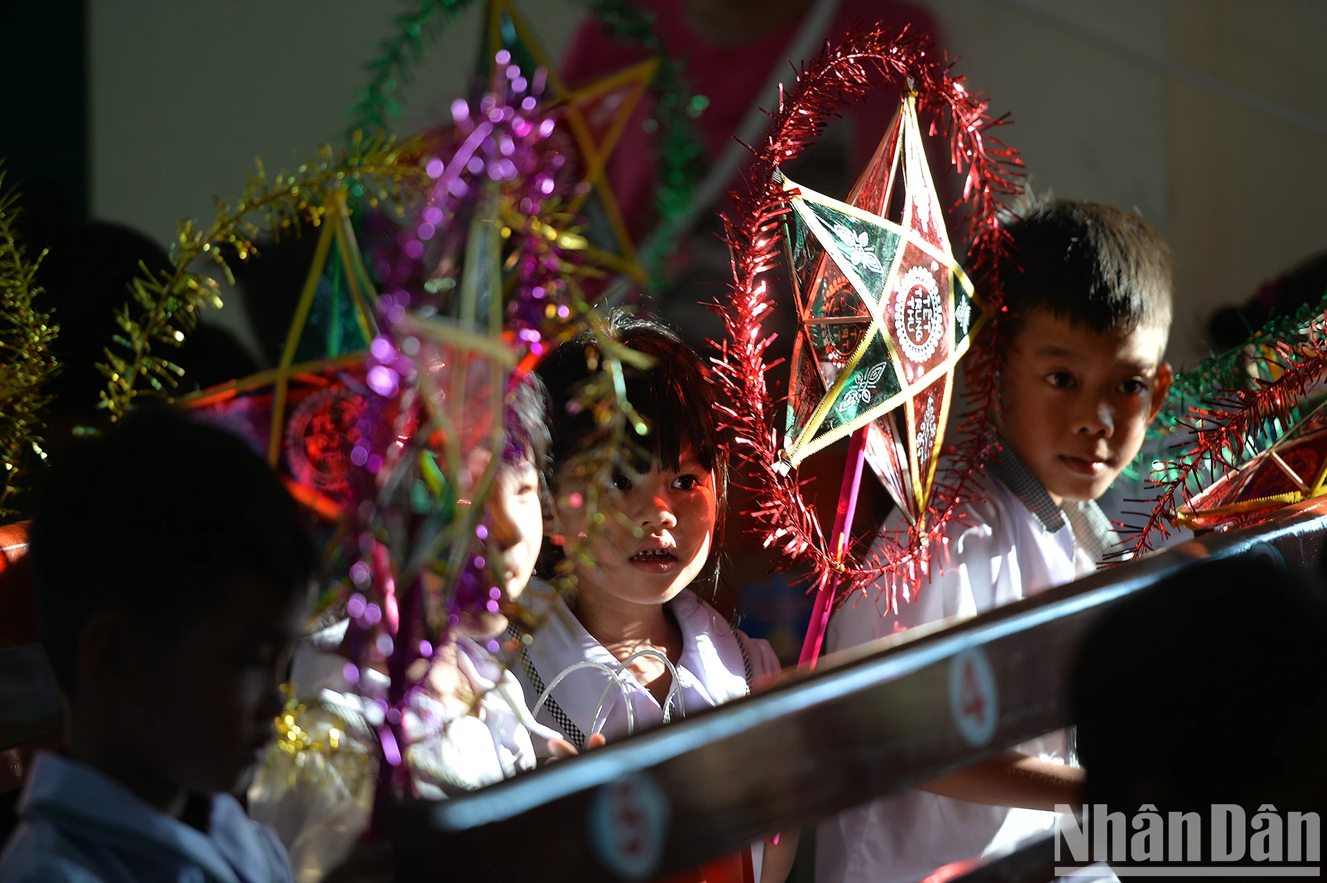 [Photo] Bringing Mid-Autumn Festival early to children in flood-hit areas photo 6