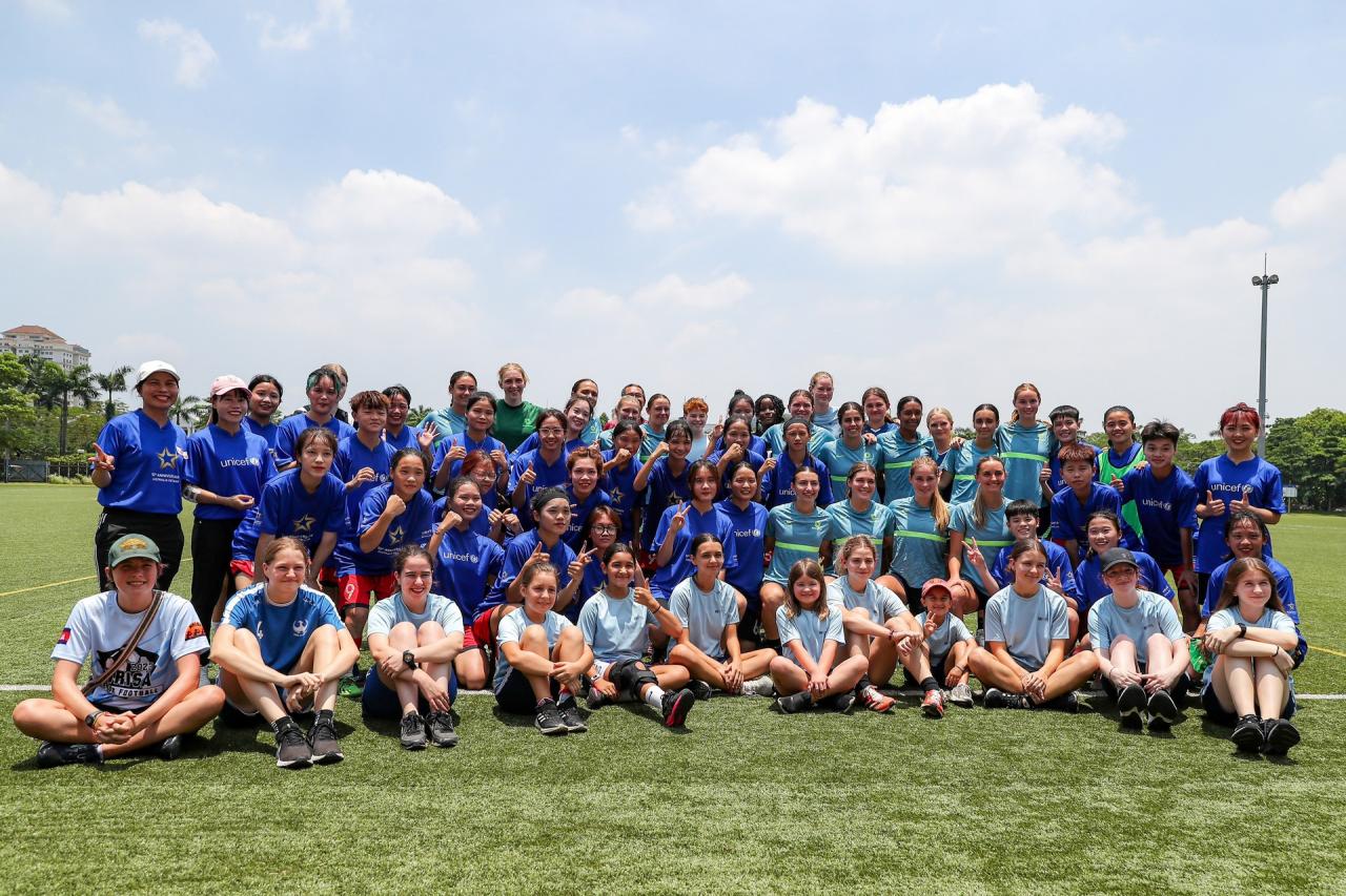 女子サッカーチームがファム・ミン・チン首相とオーストラリア首相にユニフォームを贈呈 - 10 Đội bóng đá nữ tặng áo đấu Thủ tướng Phạm Minh Chính và Thủ tướng Australia - 10