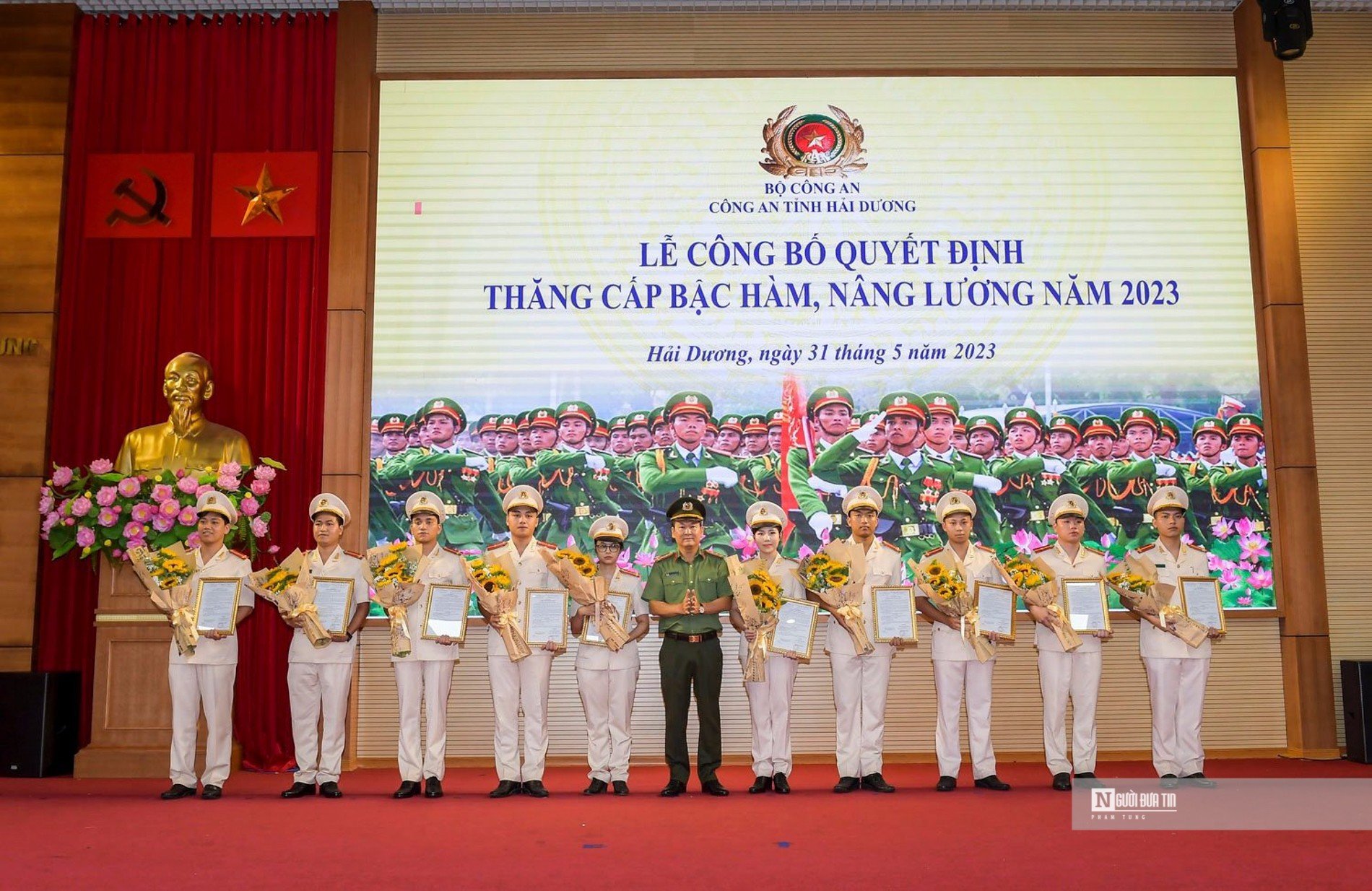 Événement - Le chef de la police et le directeur adjoint de la police de Hai Duong sont promus au grade de colonel (photo 5).