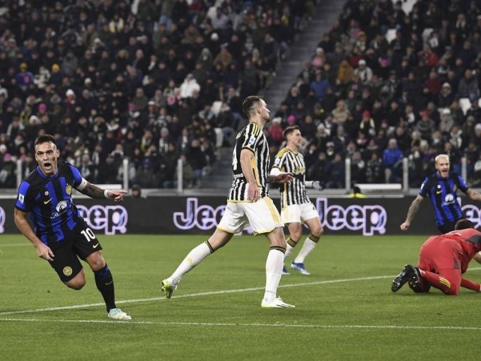 Lautaro Martínez (izquierda) celebra el gol del empate en el partido Juventus 1-1 Inter por la jornada 13 de la Serie A en la noche del 26 de noviembre en el Allianz Stadium. Foto: AP