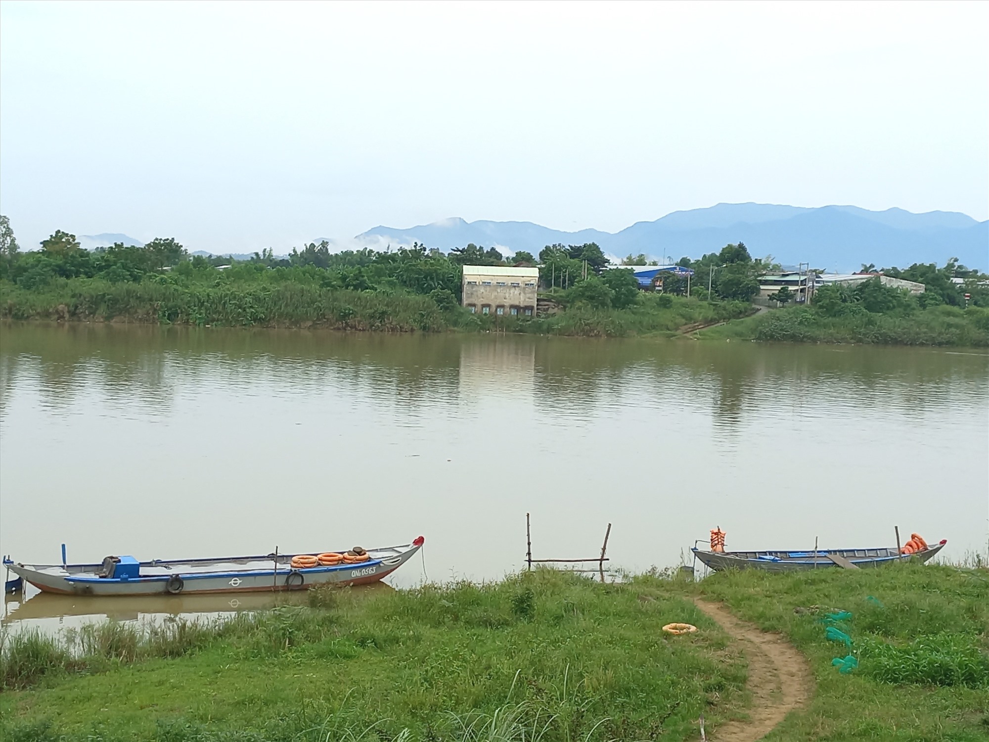 Khu vực sẽ triển khai xây dựng cầu Văn Ly, nối từ bờ tây làng Văn Ly của xã Điện Hồng sang bờ đông làng Văn Ly của xã Điện Quang. Ảnh: TCT